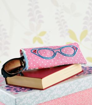 Lunchtime Make: Embroidered Glasses Case
