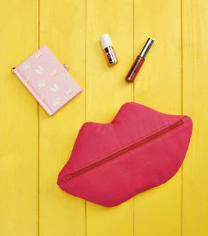 Kissable Clutch