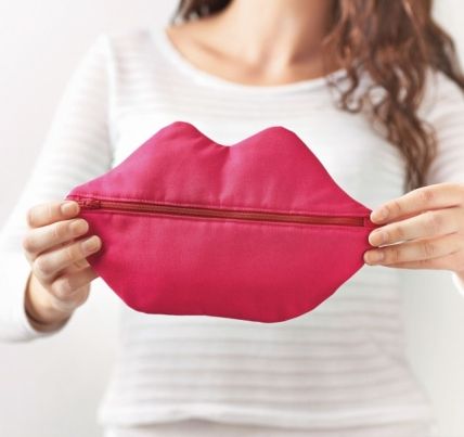 Kissable Clutch