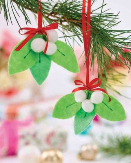 Christmas Mistletoe Cushion and Decoration Set