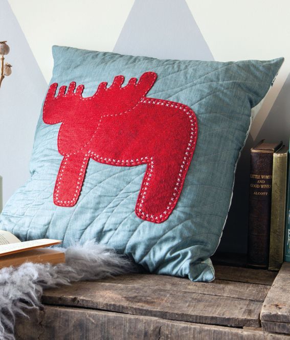 Sew 129 Xmas 19 Elk Cushion