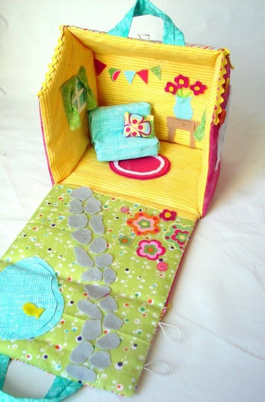 Sew a fabric foldable dolls house