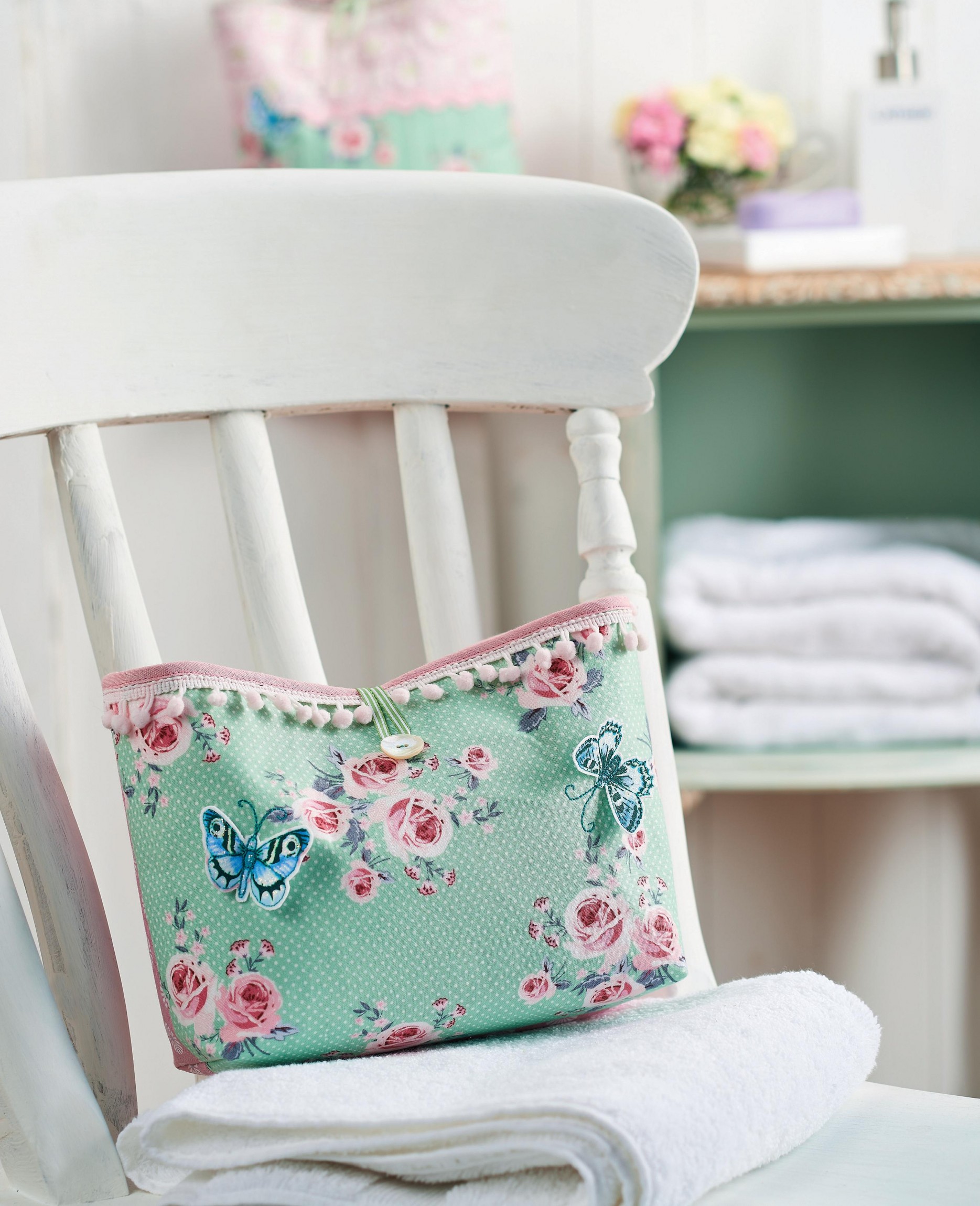 Floral Wash Bag and Hanging Storage Bag - Free sewing patterns - Sew Magazine1869 x 2300