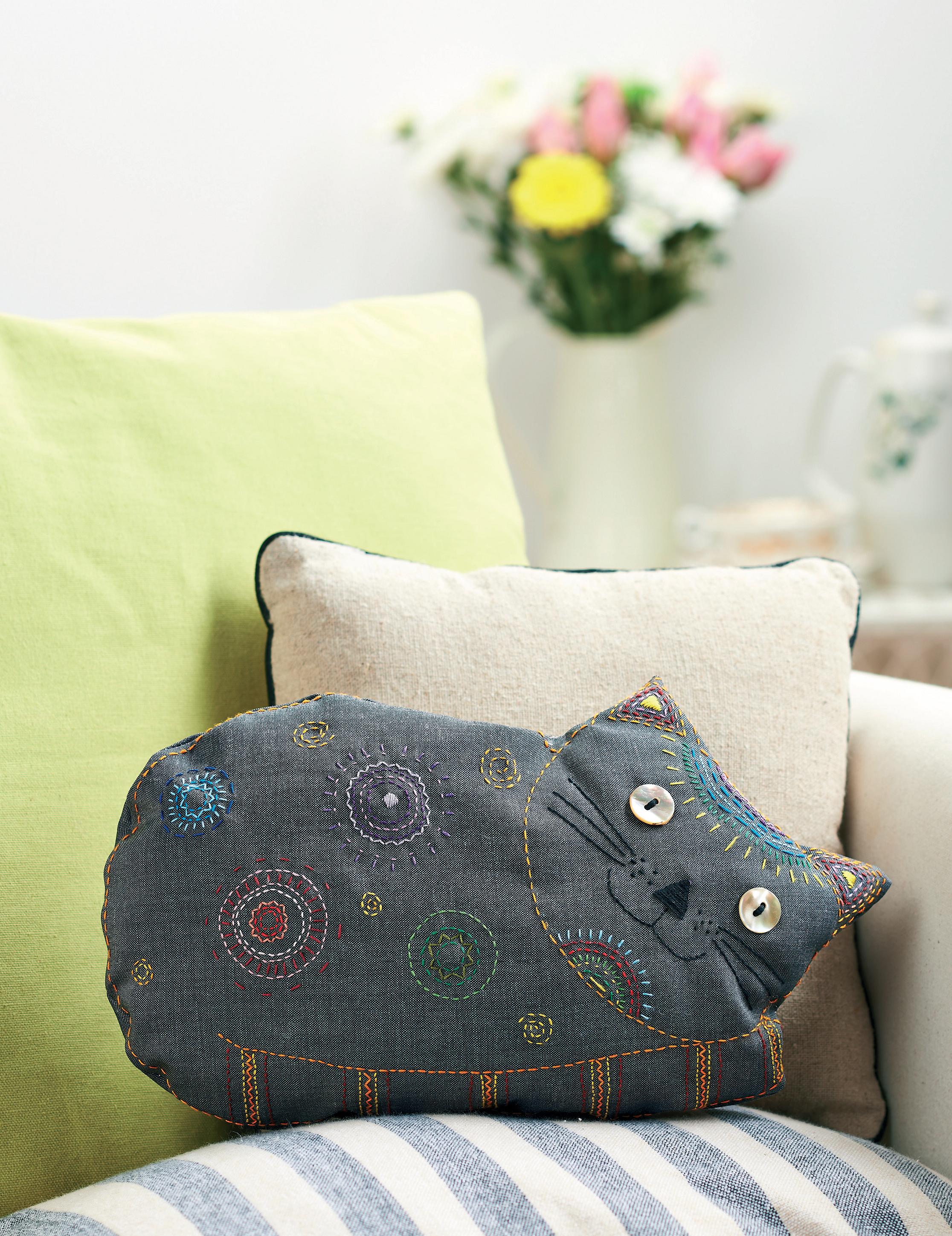 Embroidered Cat Cushion - Free sewing patterns - Sew Magazine