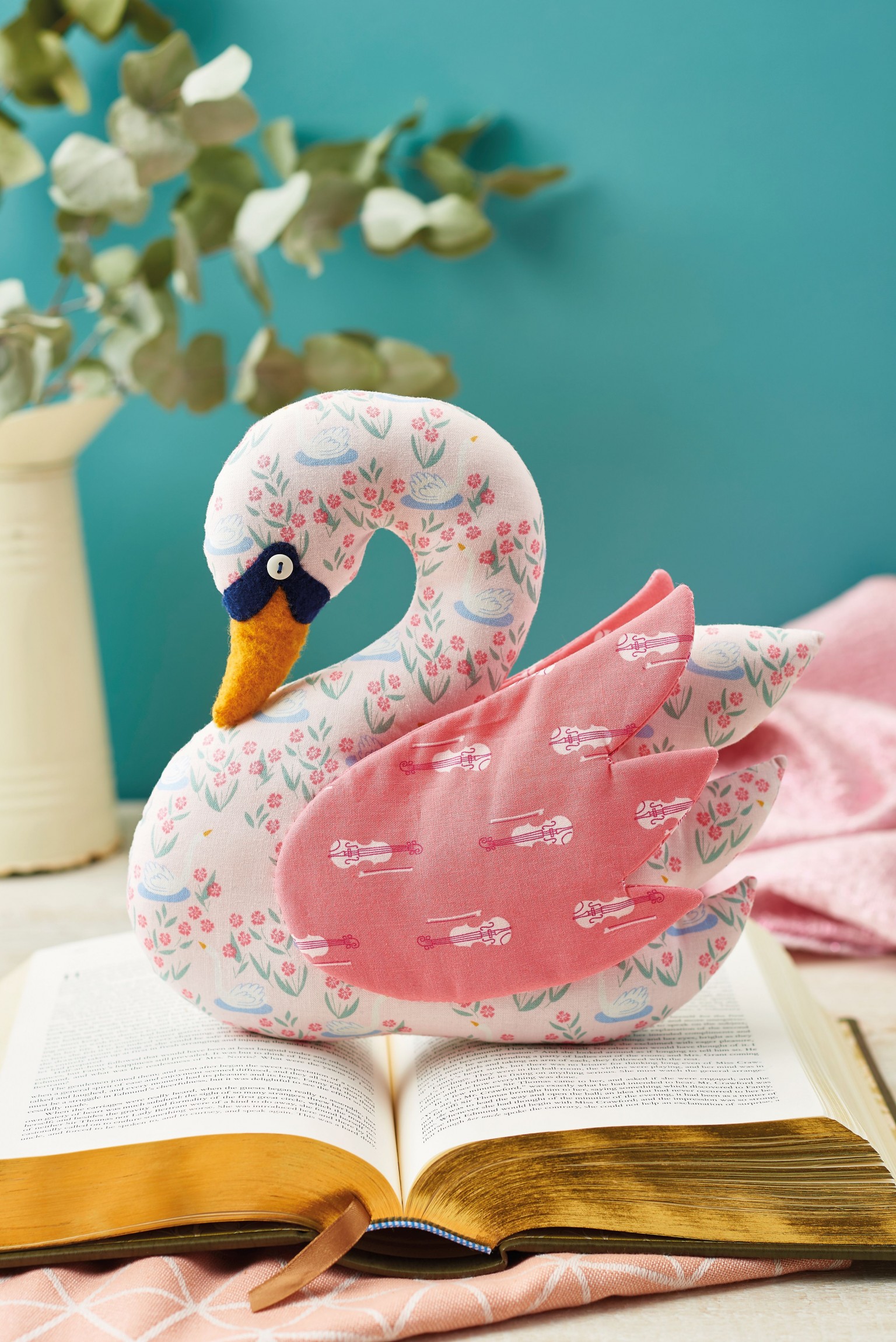 Easy Swan Toy - Free sewing patterns - Sew Magazine