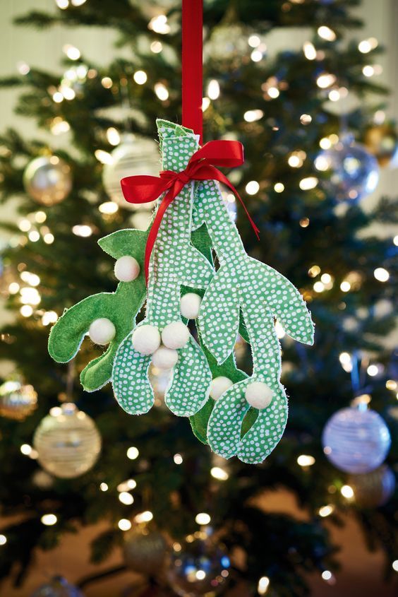 Sew 155 Christmas 21 Hanging Mistletoe